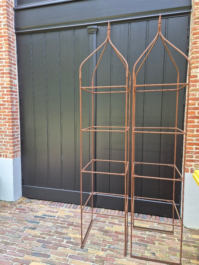 Oud ijzeren bloemenrek en grote kandelaar ,, Ophalen