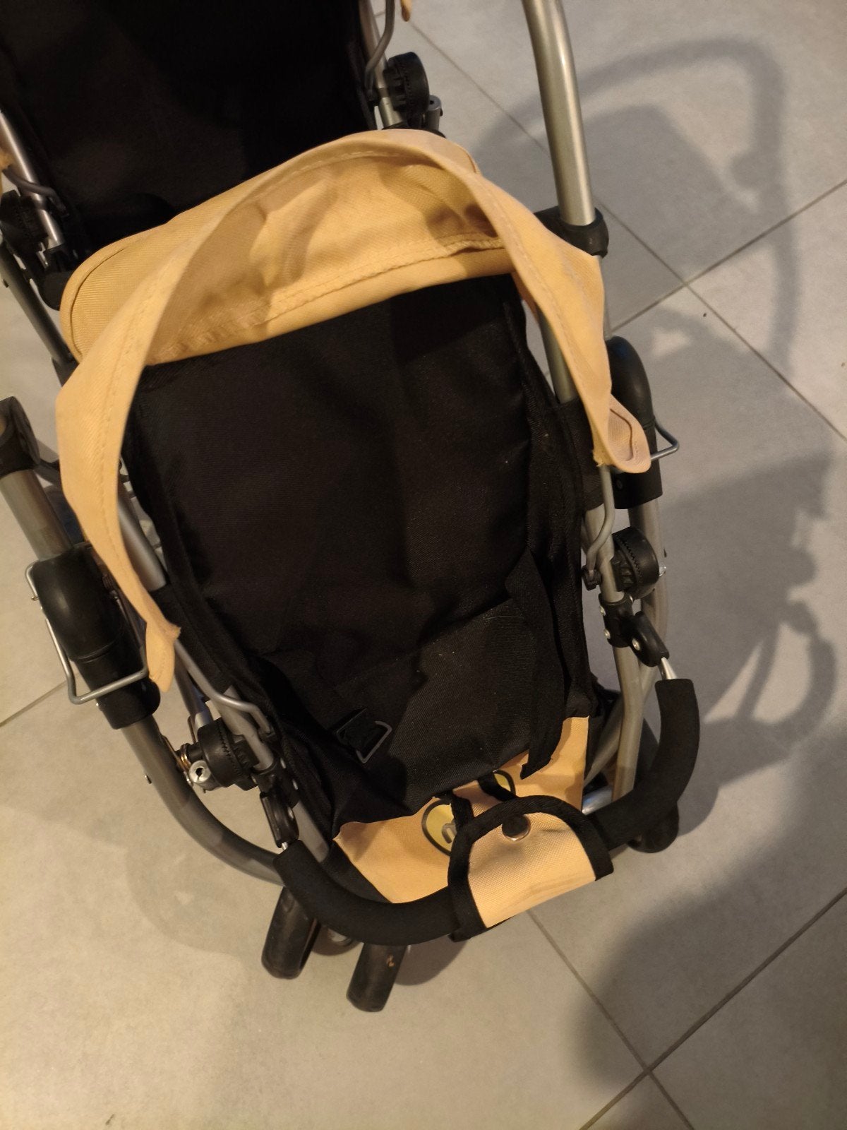 Poussette double pour poupée en bon état