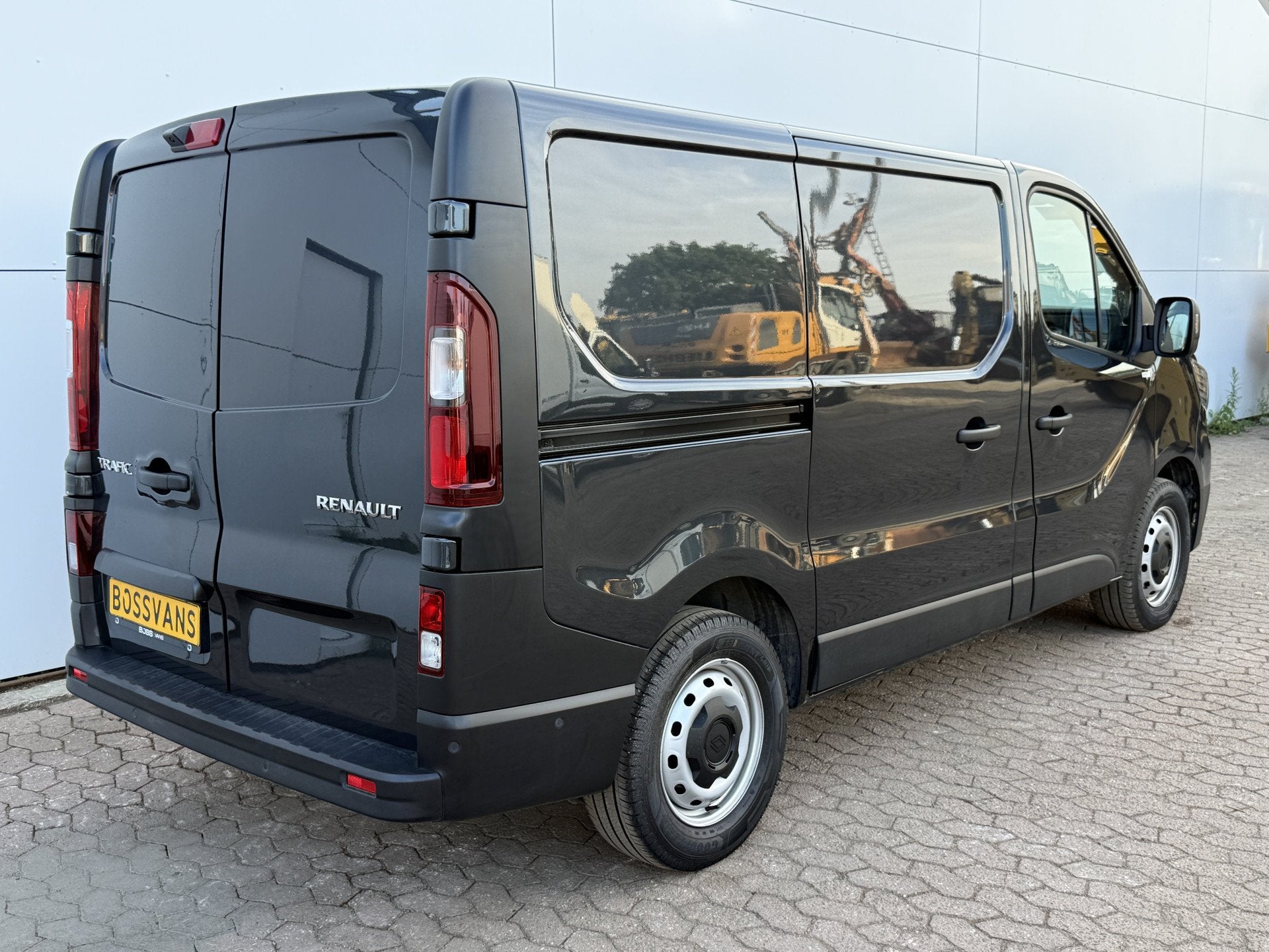 Renault Trafic 2.0 dCi 170pk 2.0 dCi 170pk Automaat L1H1 Cru, Auto's, Bestelwagens en Lichte vracht, Stof, Gebruikt, Zwart, 4 cilinders
