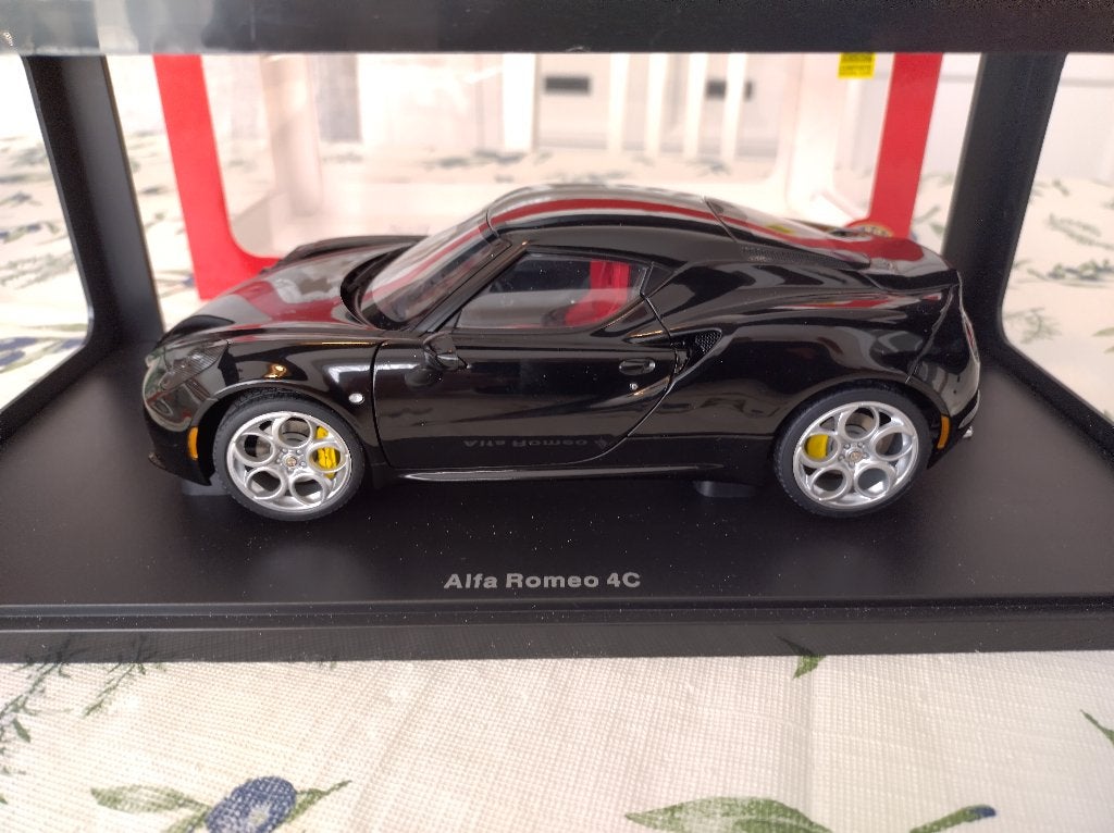 Alfa Roméo 4C. Autoart 1/18, Hobby & Loisirs créatifs, Enlèvement ou Envoi, Comme neuf, Voiture, Autoart