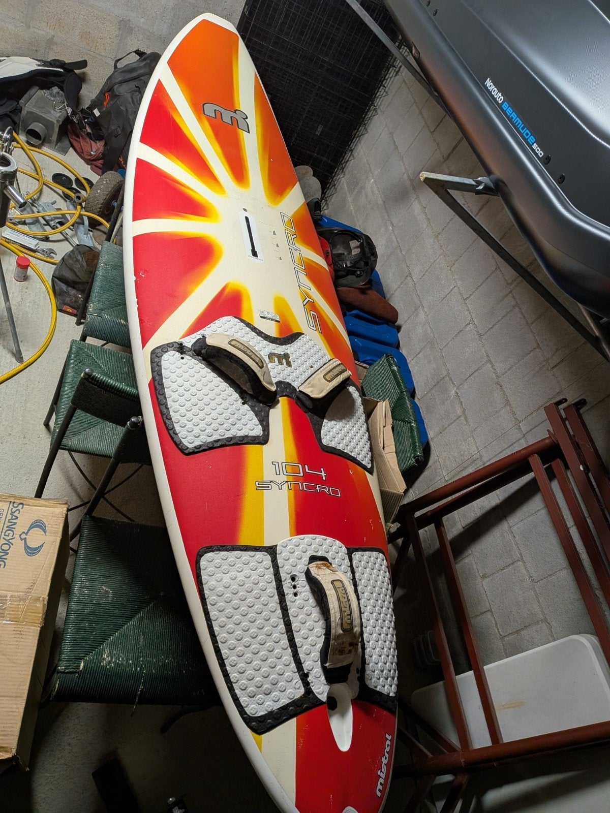 mistral synchro 104 surfplank, Watersport en Boten, Ophalen, Gebruikt, Met vin(nen), Plank