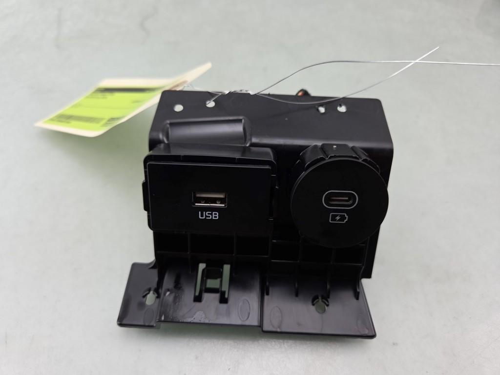AUX/USB POORT Ceed (CDB5 / CDBB) (|96125J7700|96121J7300|), Auto-onderdelen, Info@kia.de, Theodor-Heuss-Allee 11
60486  Frankfurt am Main, DE