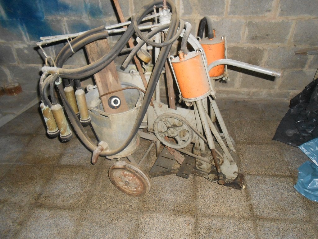 Antieke melkmachine en weegschaal, Ophalen