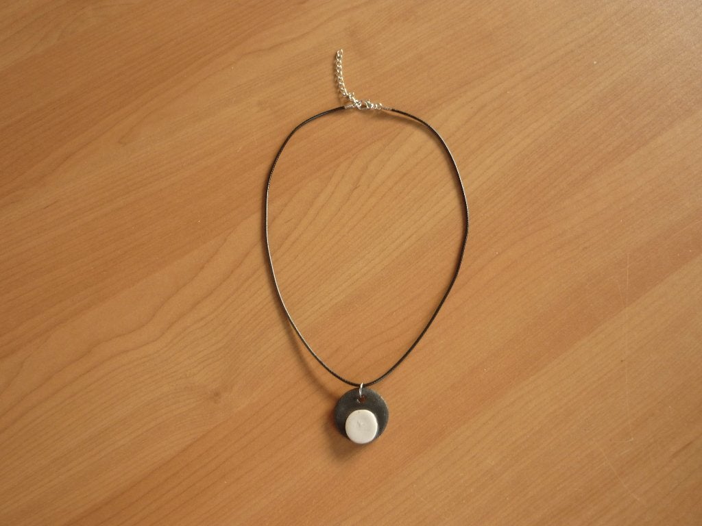 Zwarte touw ketting met zwart witte dubbele ronde hanger, Ophalen of Verzenden, Zwart