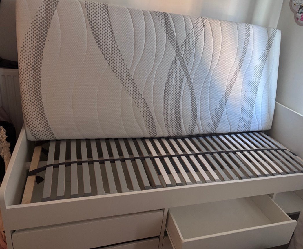 Lit IKEA 90  200 cm avec 4 grands tiroirs + matelas neuf, Maison & Meubles, Chambre à coucher | Lits, Comme neuf, Une personne