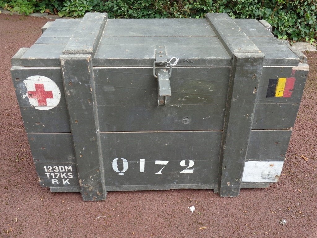 Malle,coffre en bois Croix Rouge, scoutisme, Antiquités & Art, Enlèvement
