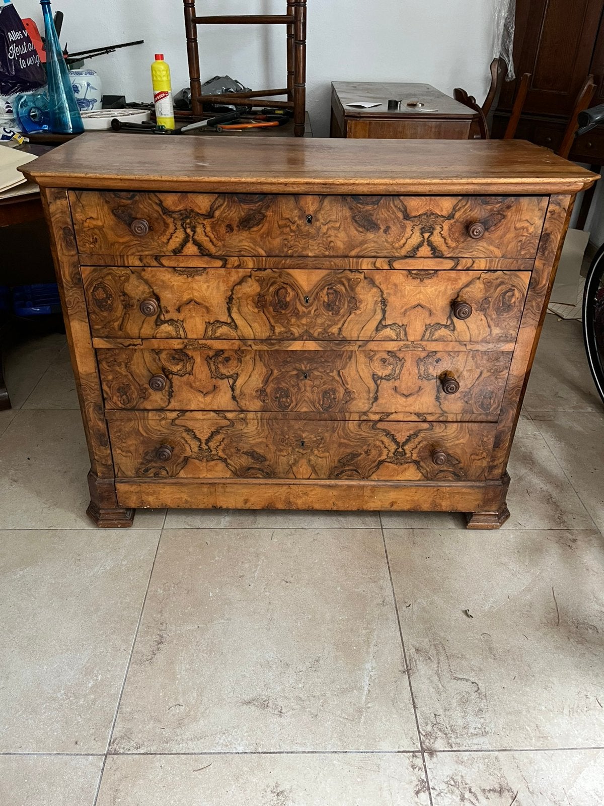 commodes uit de Louis Philippe-periode van wortelnotenhout, Ophalen