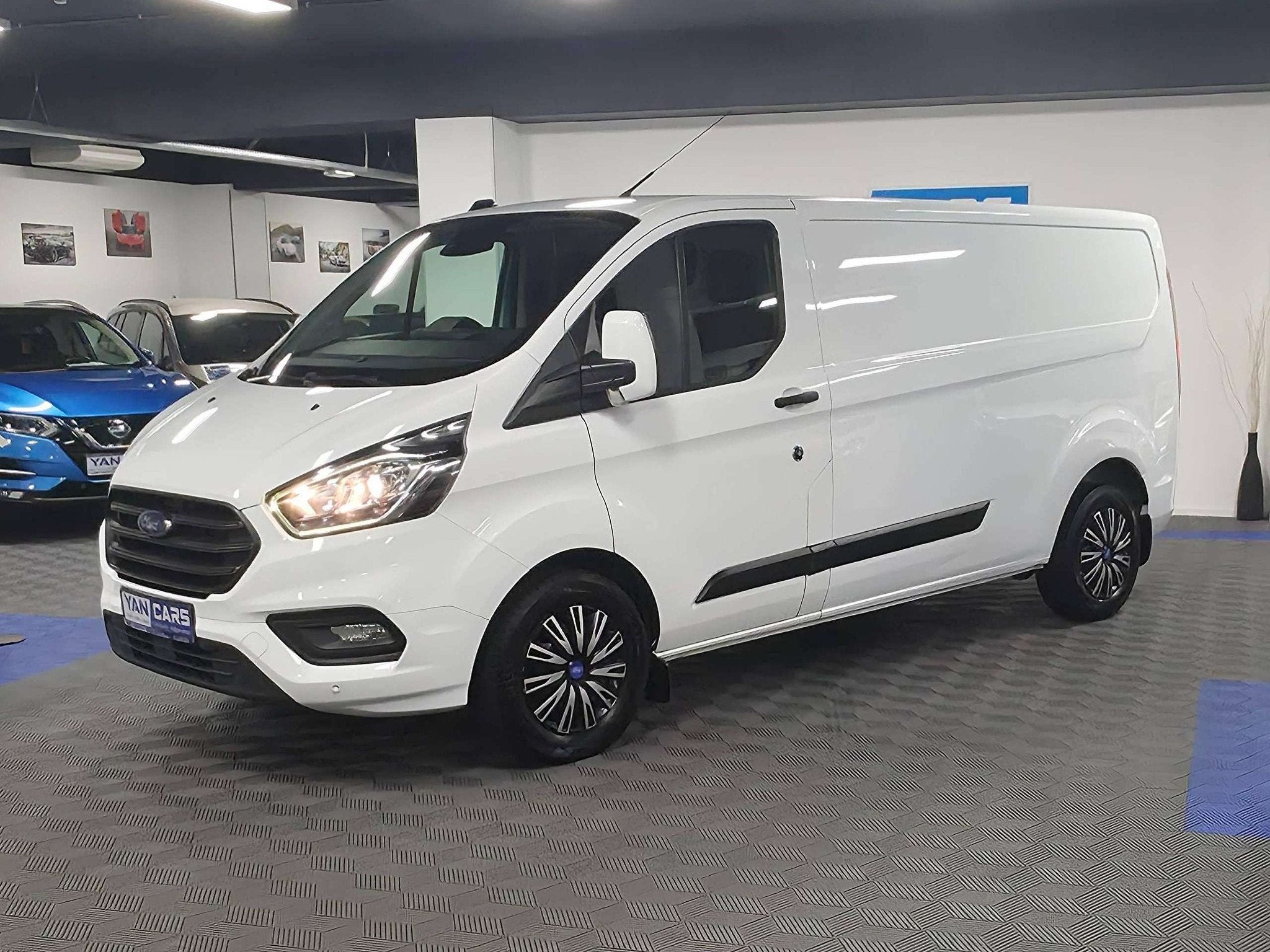 Ford Transit Custom 300L 2.0 EcoBlue 130 ch Automatique · I, Autos, Achat, Entreprise, 3 places, 5 portes