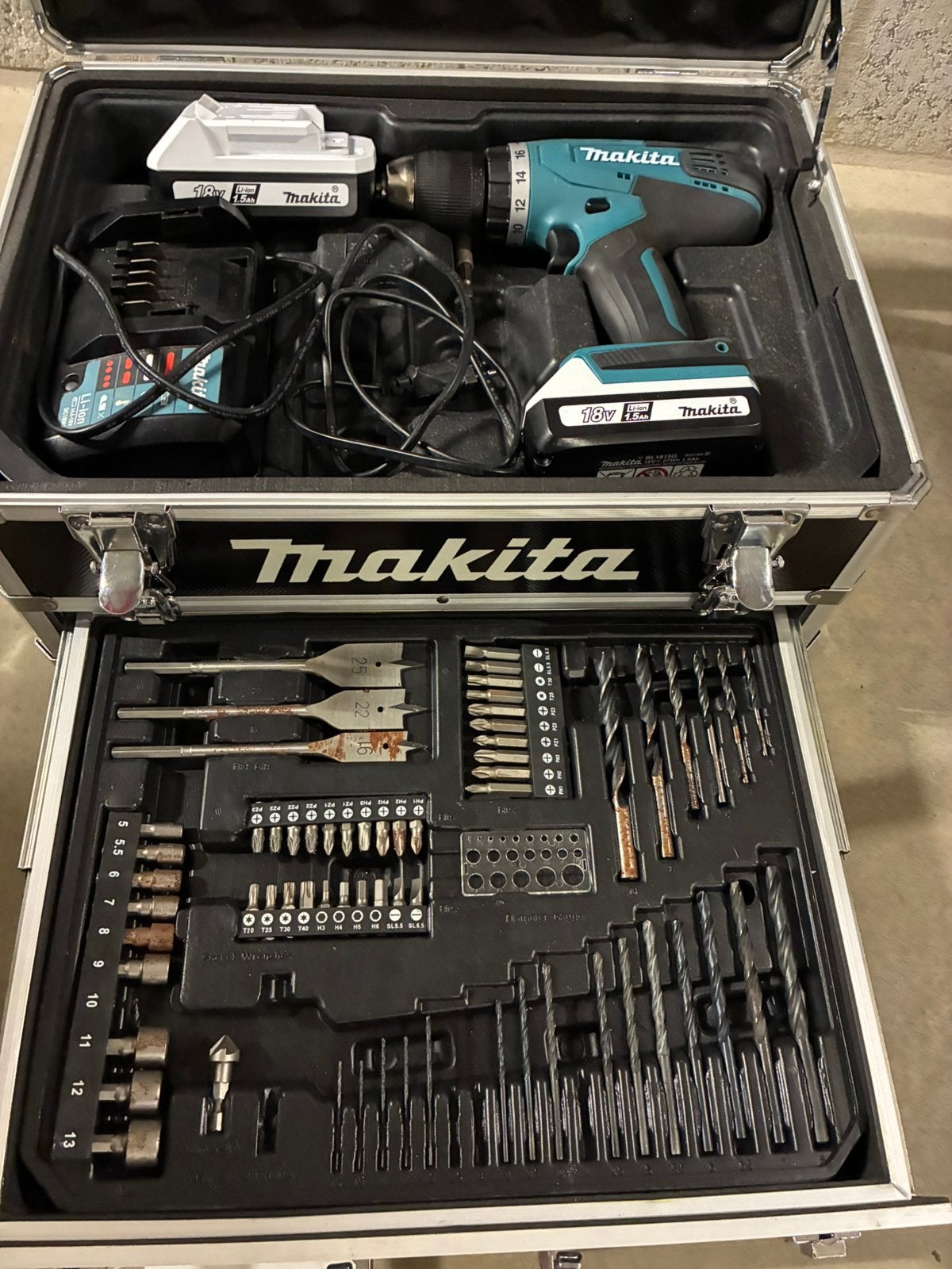Makita boormachine incl 2 batterijen en attributen, Doe-het-zelf en Bouw, Ophalen, Zo goed als nieuw, Boormachine