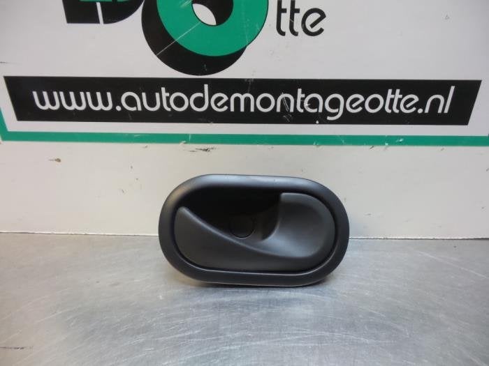 Poignée portière 4portes arrière droite d'un Renault Clio, Renault, -, 3 mois de garantie, Utilisé