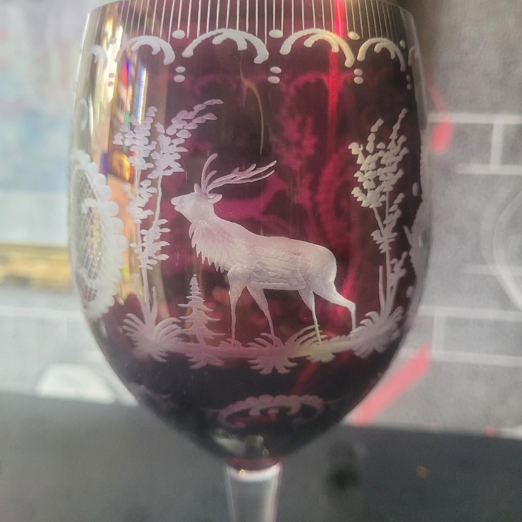 Grand verre en cristal de Bohême doublé rouge  Décor de cerf, Antiquités & Art, Antiquités | Verre & Cristal, Enlèvement
