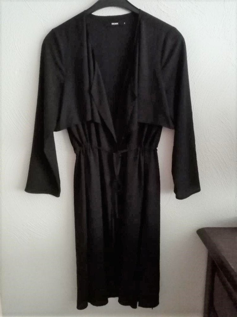 Bik Bok nieuw afslankend lange blouse in trenchcoat snit , S, Kleding | Dames, Jassen | Zomer, Nieuw, Maat 36 (S), Zwart, Ophalen of Verzenden