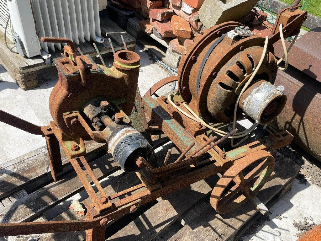 Oude waterpomp voor museum, Jardin & Terrasse, Pompes à eau, Enlèvement, Utilisé, Électrique, Autres types