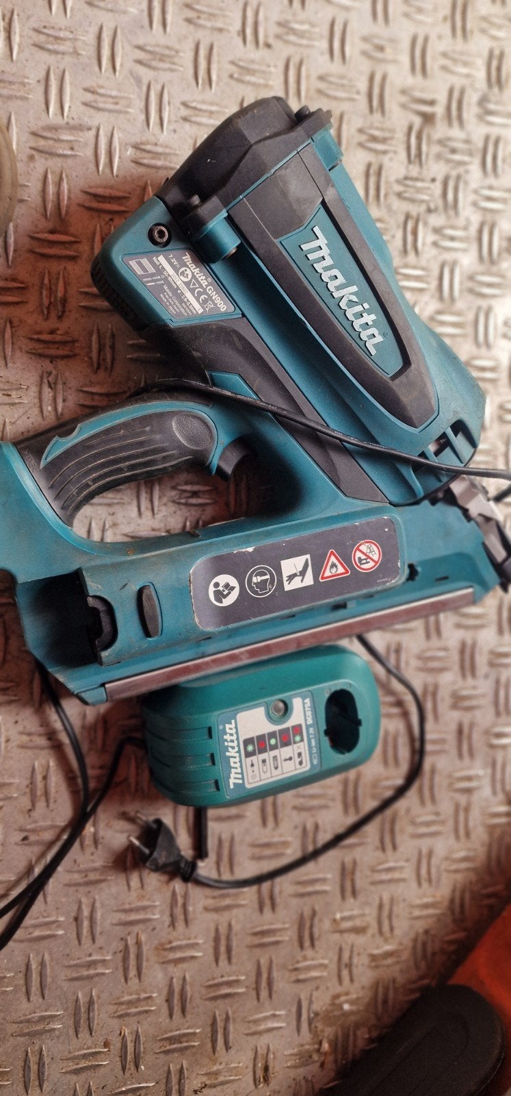 nagelpistool  Makita gn 900  met oplader, Doe-het-zelf en Bouw, Ophalen