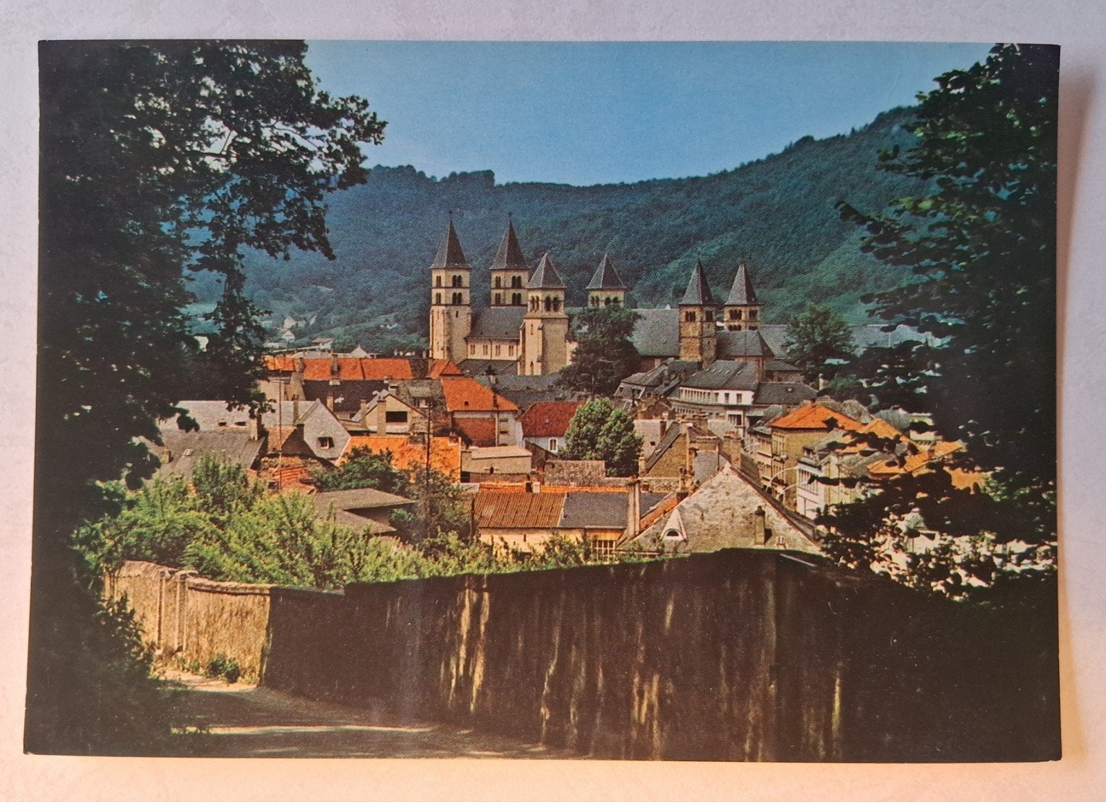 Postkaart zicht op de Basiliek van Echternach, Ophalen of Verzenden