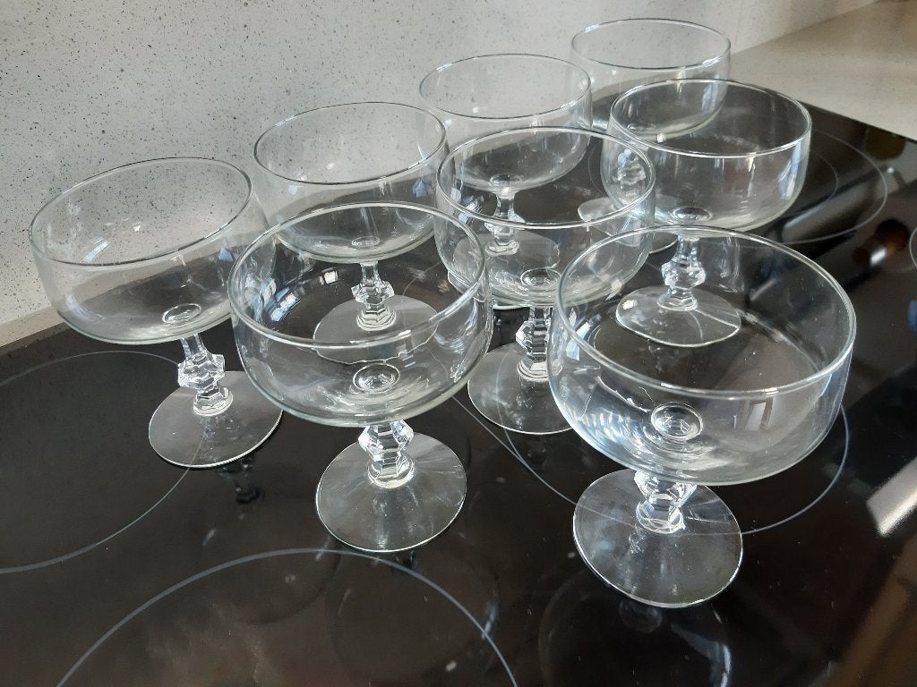 8 verres/coupes sur pied, Maison & Meubles, Enlèvement ou Envoi, Comme neuf, Verre ou Verres