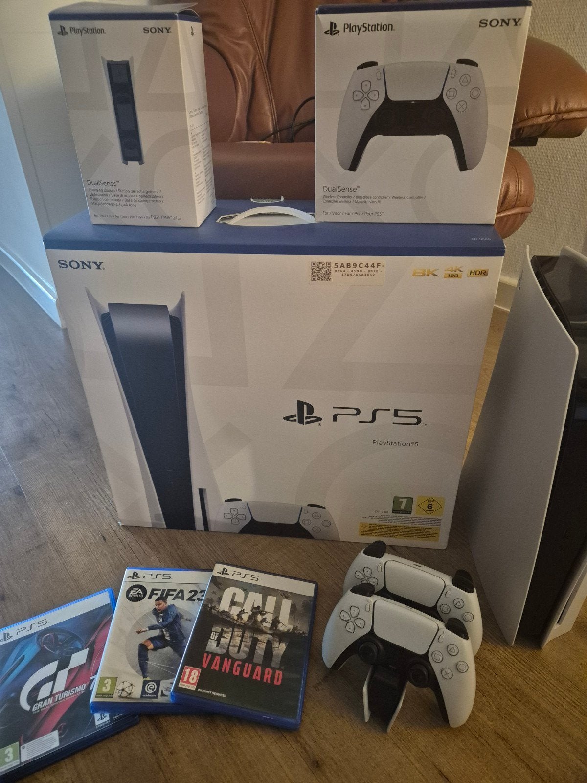 PlayStation 5 met 2 controllers en oplaadstation en 3 spelle, Games en Spelcomputers, Spelcomputers | Sony PlayStation 5, Ophalen