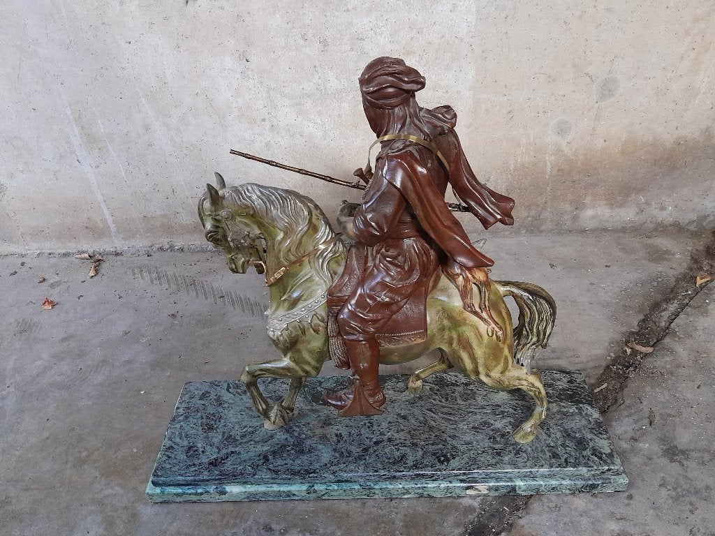 Beeld ruiter/strijder te paard op marmeren voet, Antiek en Kunst, Ophalen