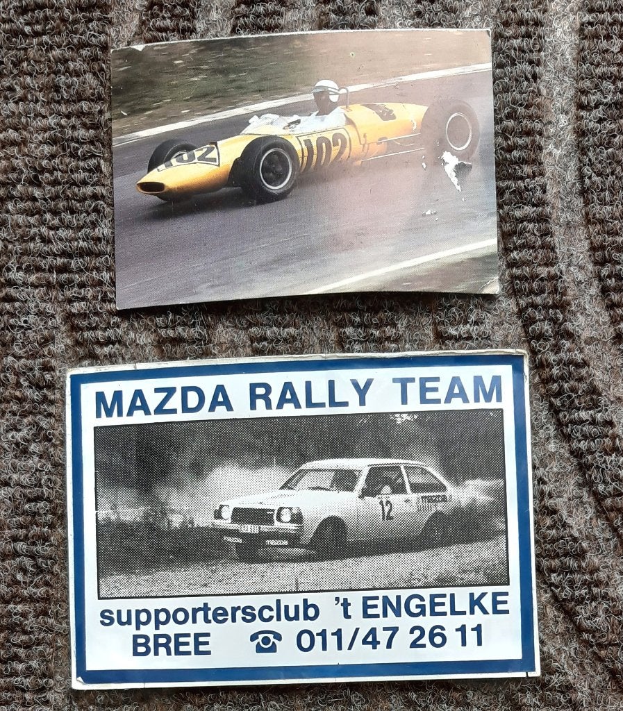 auto racing kalender 1974 Vee 102  +sticker MAZDA rally team, Verzamelen, Ophalen of Verzenden, 1960 tot 1980, Overige onderwerpen