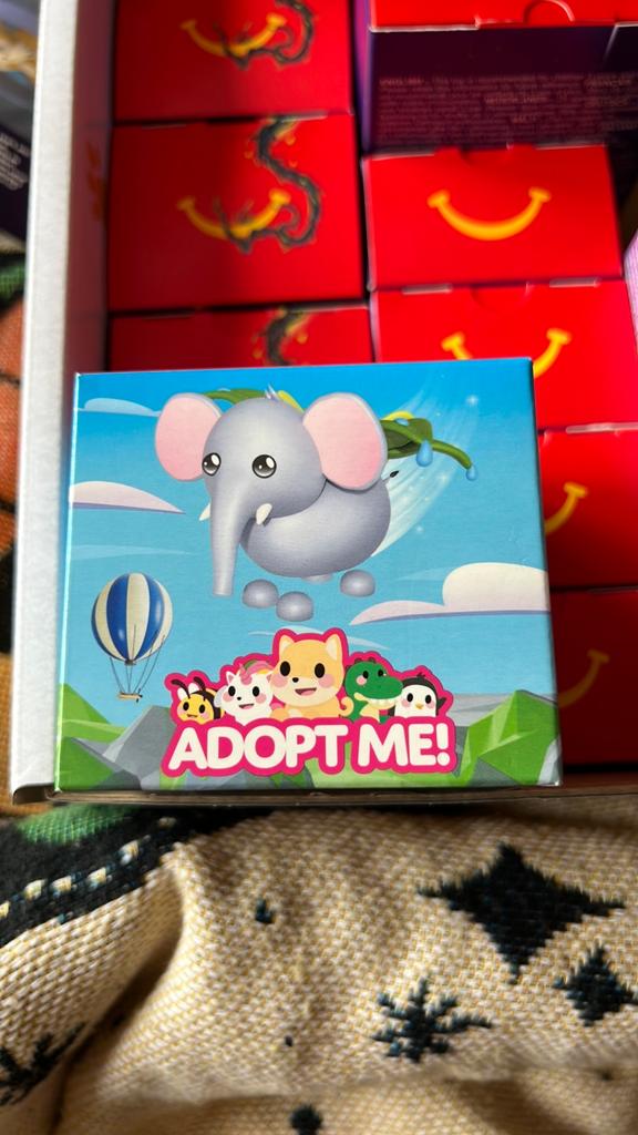 Adopt me McDonald‘s speelgoed, Boeken, Kinderboeken | Baby's en Peuters, Ophalen, Nieuw