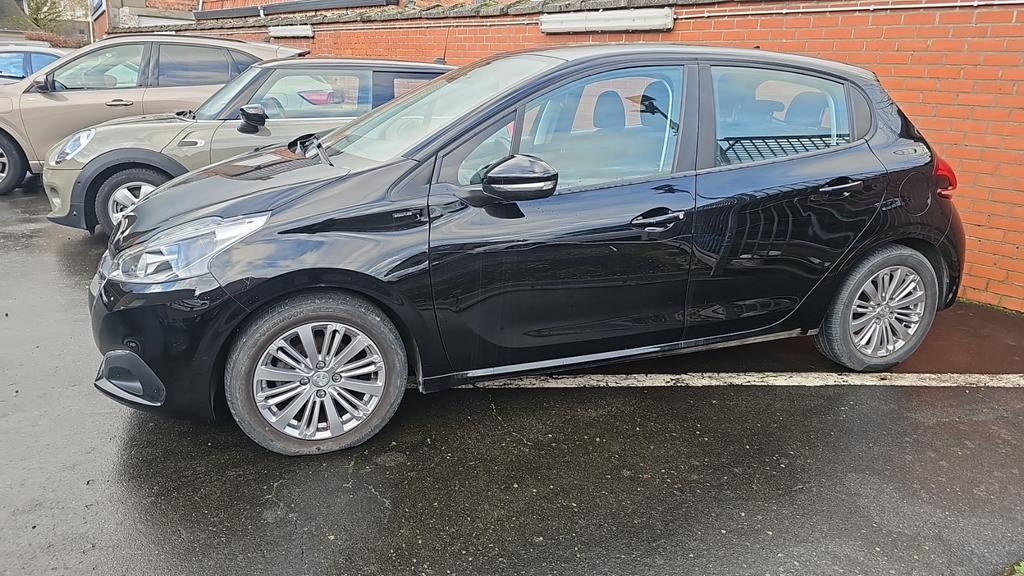 Peugeot 208 benzine, Voorwielaandrijving, Euro 6, 1199 cc, Zwart