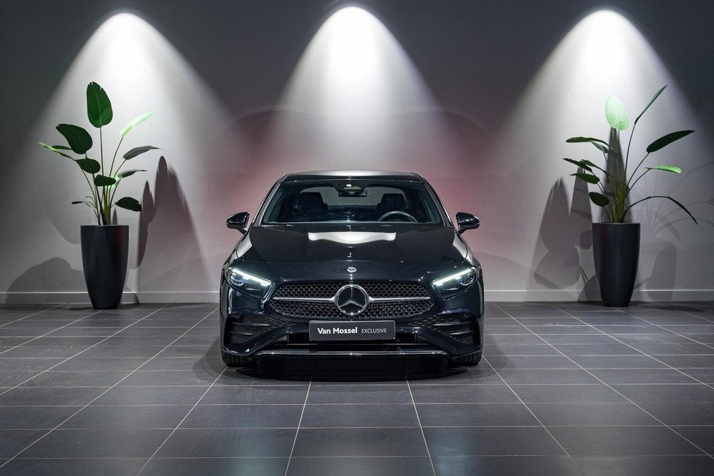 Mercedes-Benz A-Klasse Limousine A 180 AMG Line FACELIFT | M, Auto's, 4 deurs, Gebruikt, 4 cilinders, 136 pk