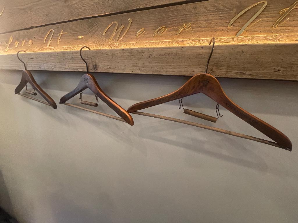 Houten kleerhanger, Kleding | Dames, Kledinghangers, Ophalen of Verzenden, Zo goed als nieuw, Hout, Volwassenen