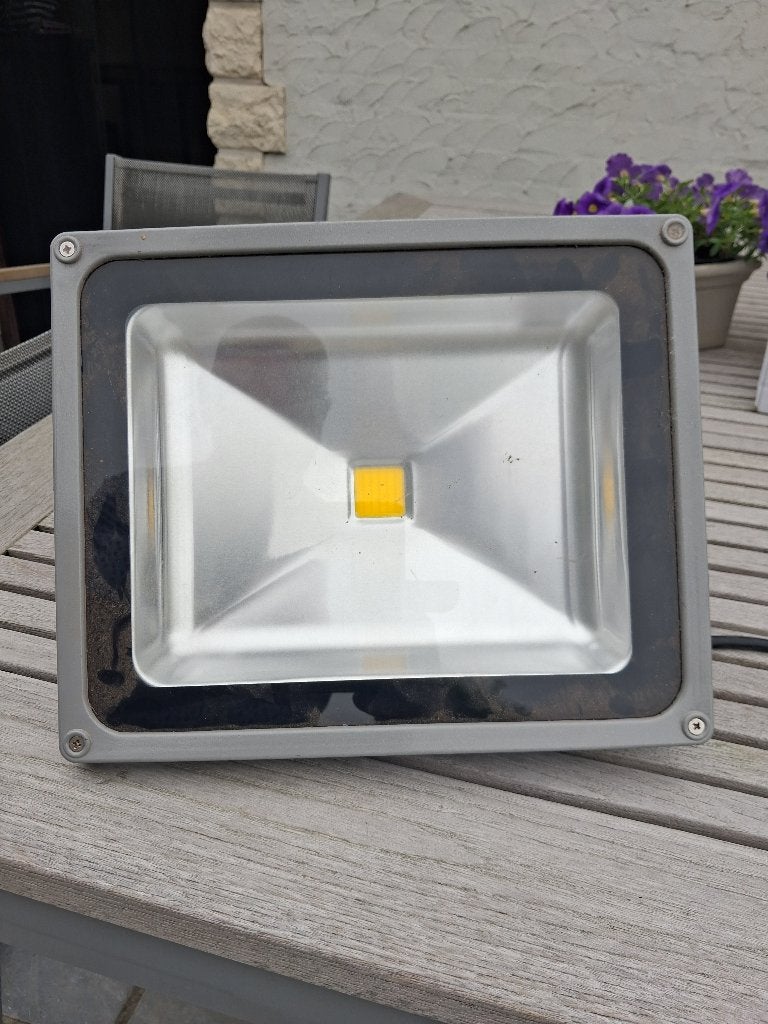 Projecteur LED 50W, Bricolage & Construction, Éclairage de chantier, Enlèvement, Utilisé, 50 à 200 watts, Lampe avec luminaire