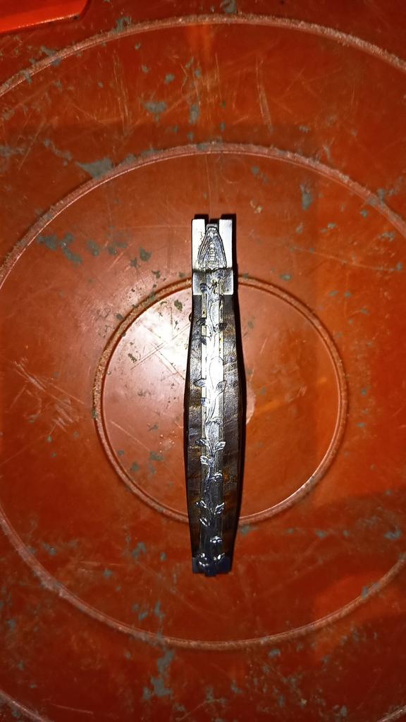 Laguiole lot 2 couteaux, Enlèvement ou Envoi, Utilisé, Inox ou Chrome, Couverts en vrac