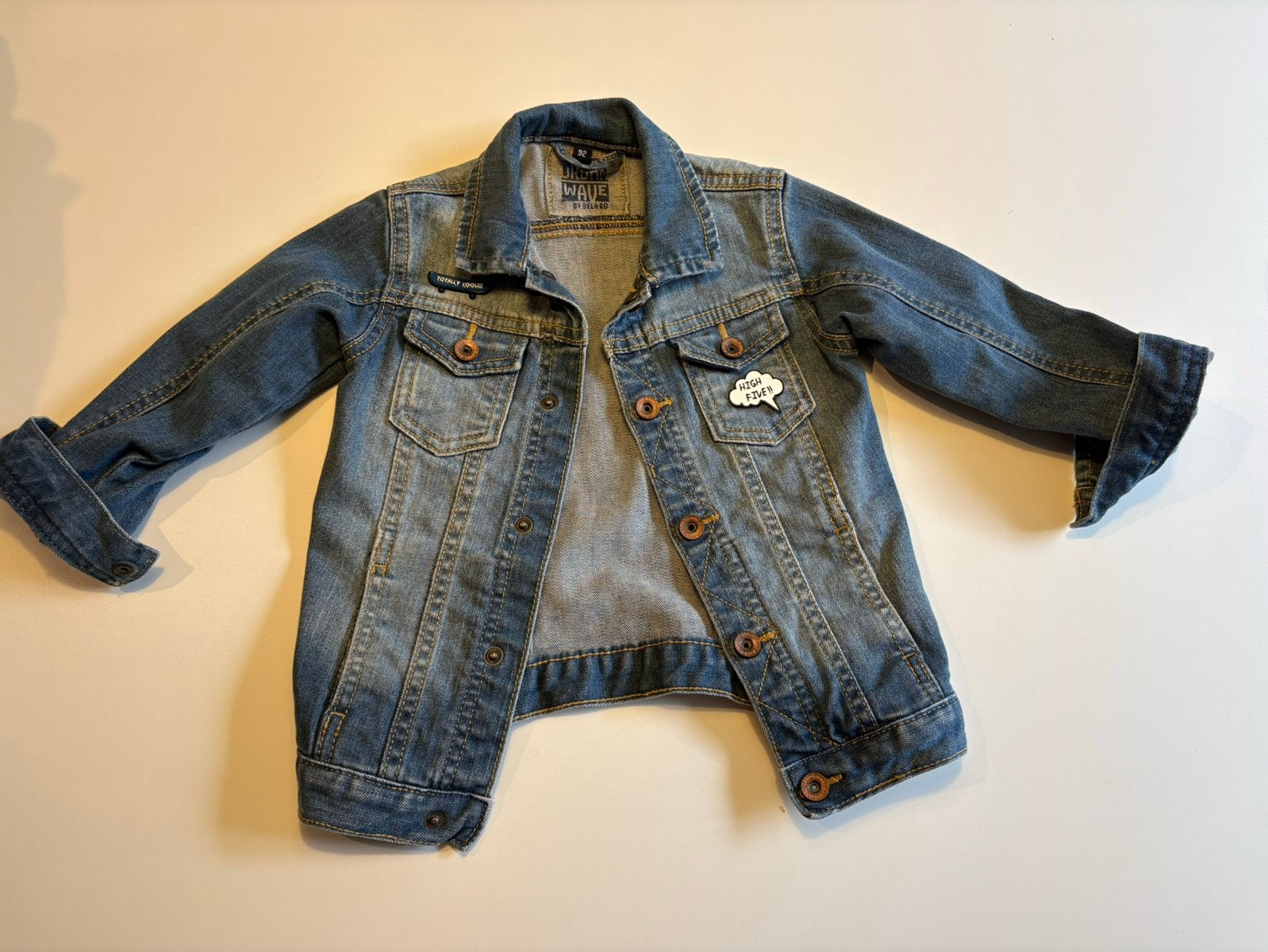 Nieuw jeansjasje jongen maat 92 – nooit gedragen, Enfants & Bébés, Vêtements enfant | Taille 92, Enlèvement, Comme neuf, Garçon
