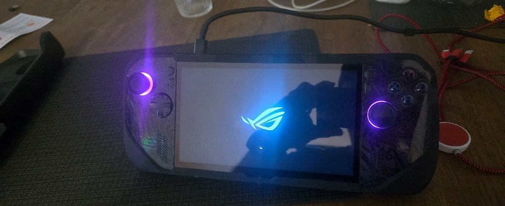 ROG Ally X (2024) RC72LA met screenprotector en Dbrand case, Consoles de jeu & Jeux vidéo, Consoles de jeu | Autre, Enlèvement ou Envoi