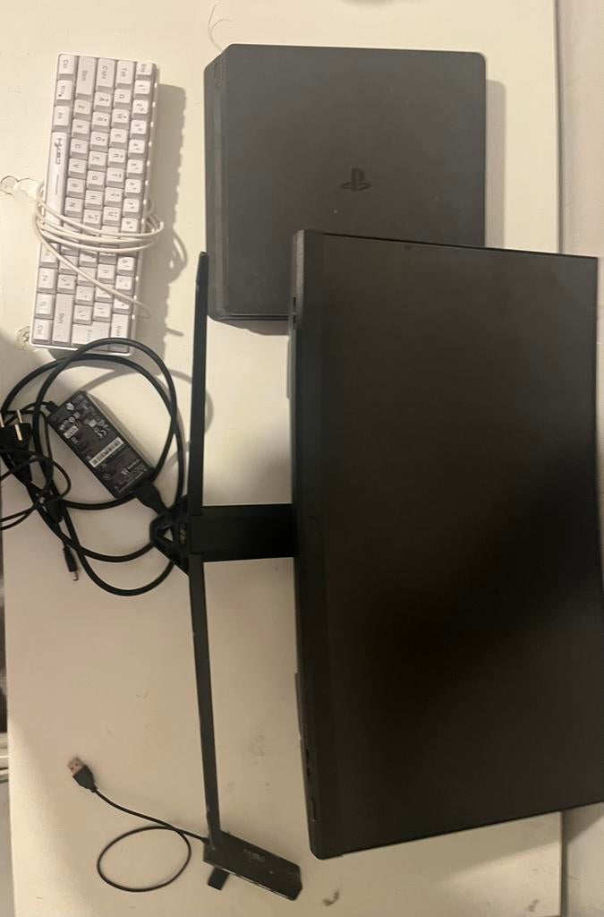 Gaming monitor+ toetsen bord + ps4+gaminf headset, Ophalen, Zo goed als nieuw, Gaming
