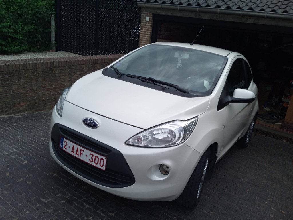 Te koop Ford KA 1.2i benzine Platinum edition 2013, Auto's, Voorwielaandrijving, Stof, Zwart, Ka