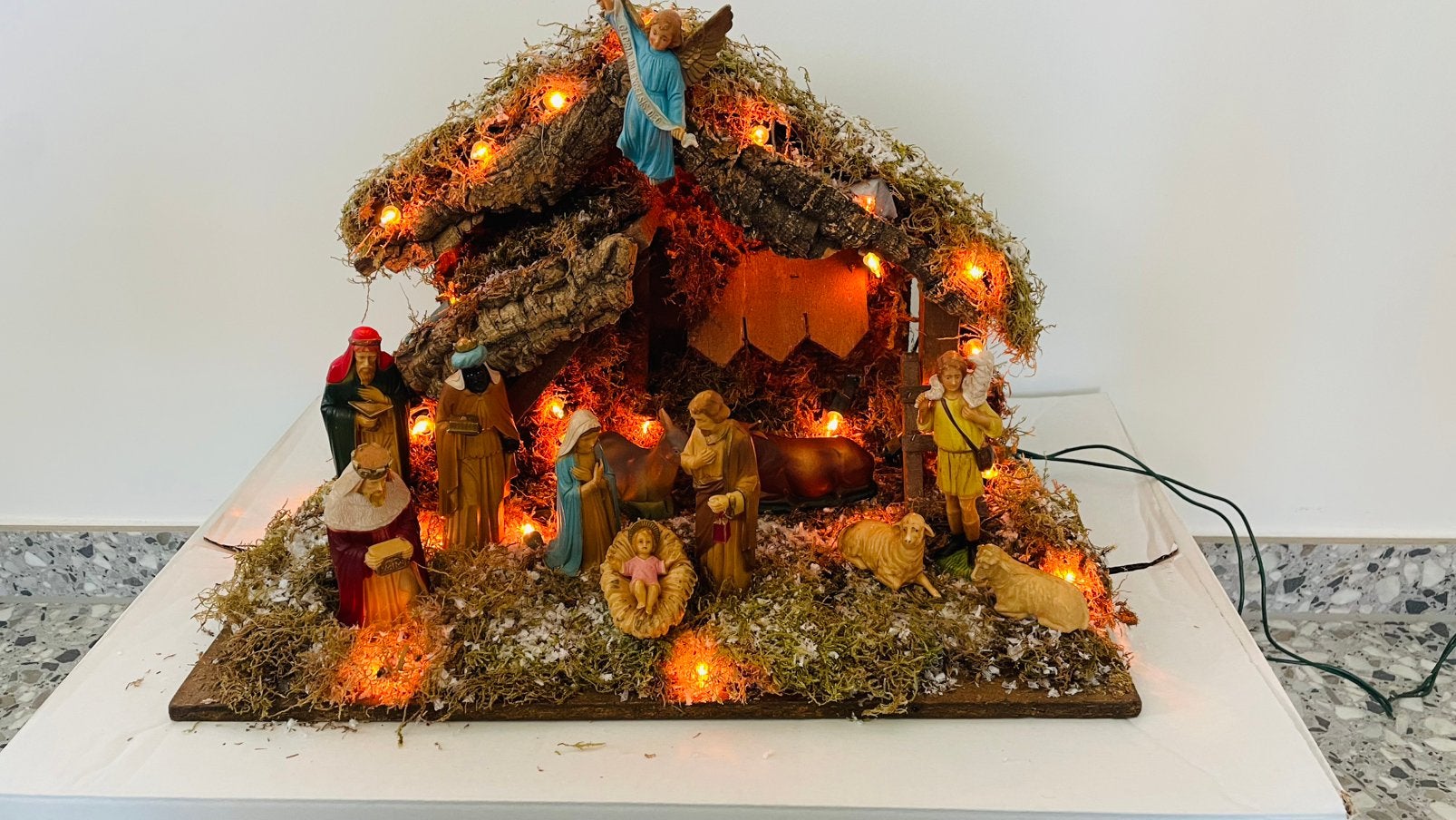 Volledig intacte oude kerststal met 13 bakelieten figuren, Ophalen of Verzenden, Zo goed als nieuw