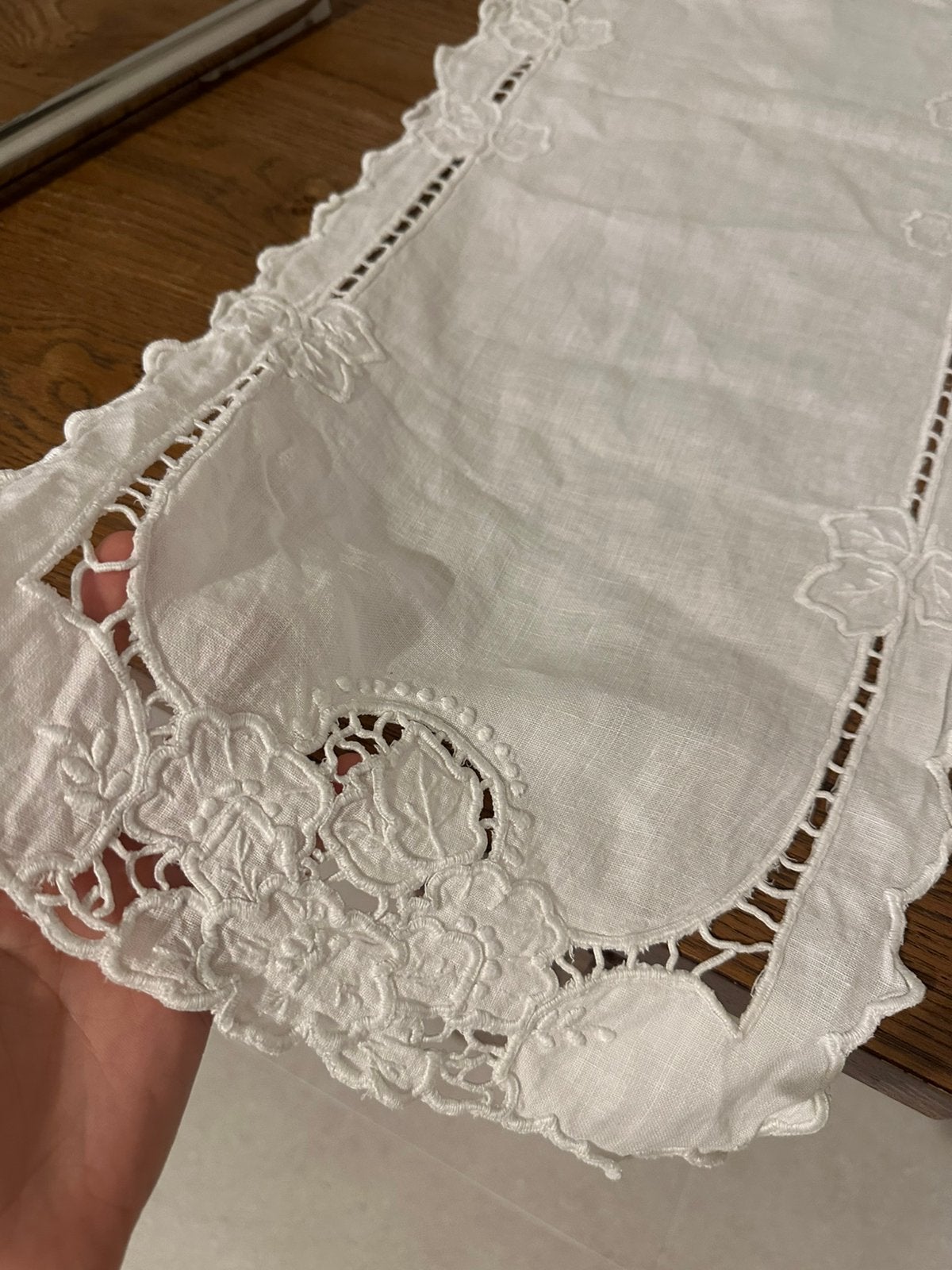 Linnen vintage tafelloper handgeborduurd 130x30, Linnen, Ophalen of Verzenden, Tafelloper, Zo goed als nieuw