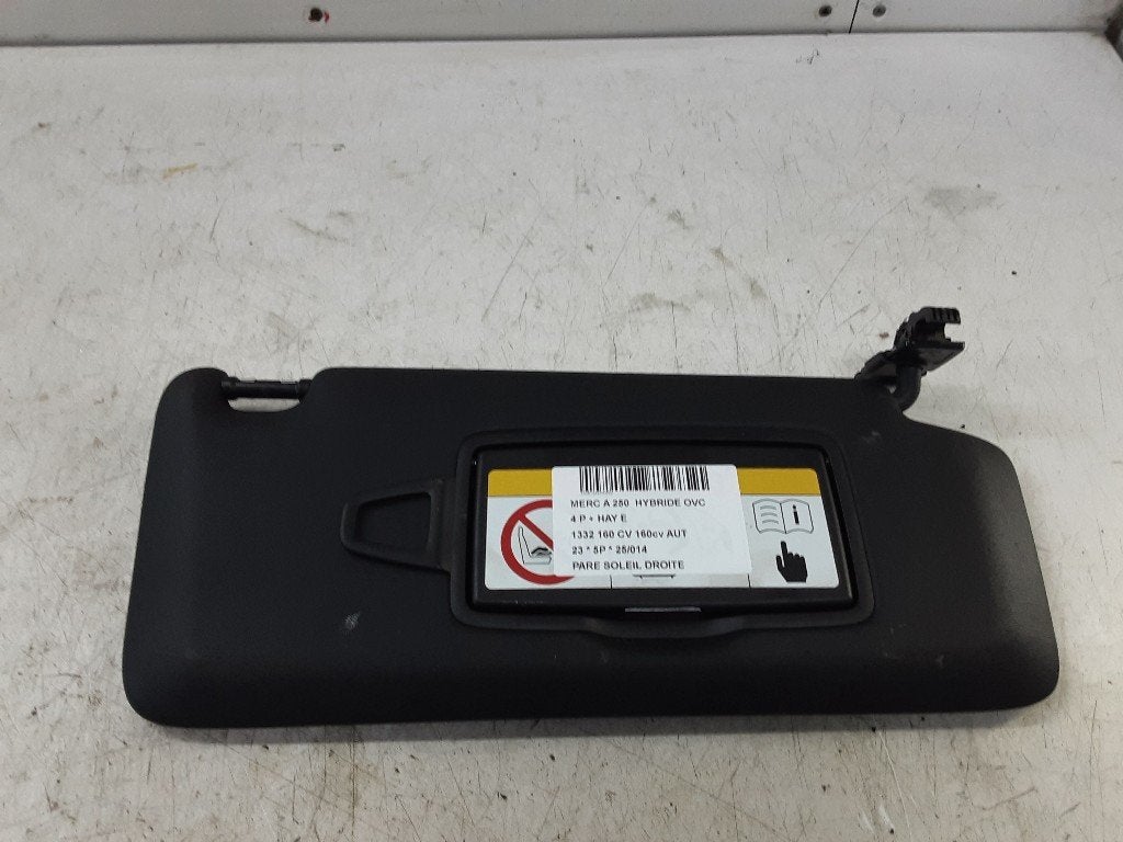 ZONNEKLEP RECHTS Mercedes-Benz A (177.0) (01-2018/12-2026), Gebruikt, Mercedes-Benz, Mevr. I. Hauben, Rue de l'Espoir 34 34
4030  GRIVEGNÉE, BE