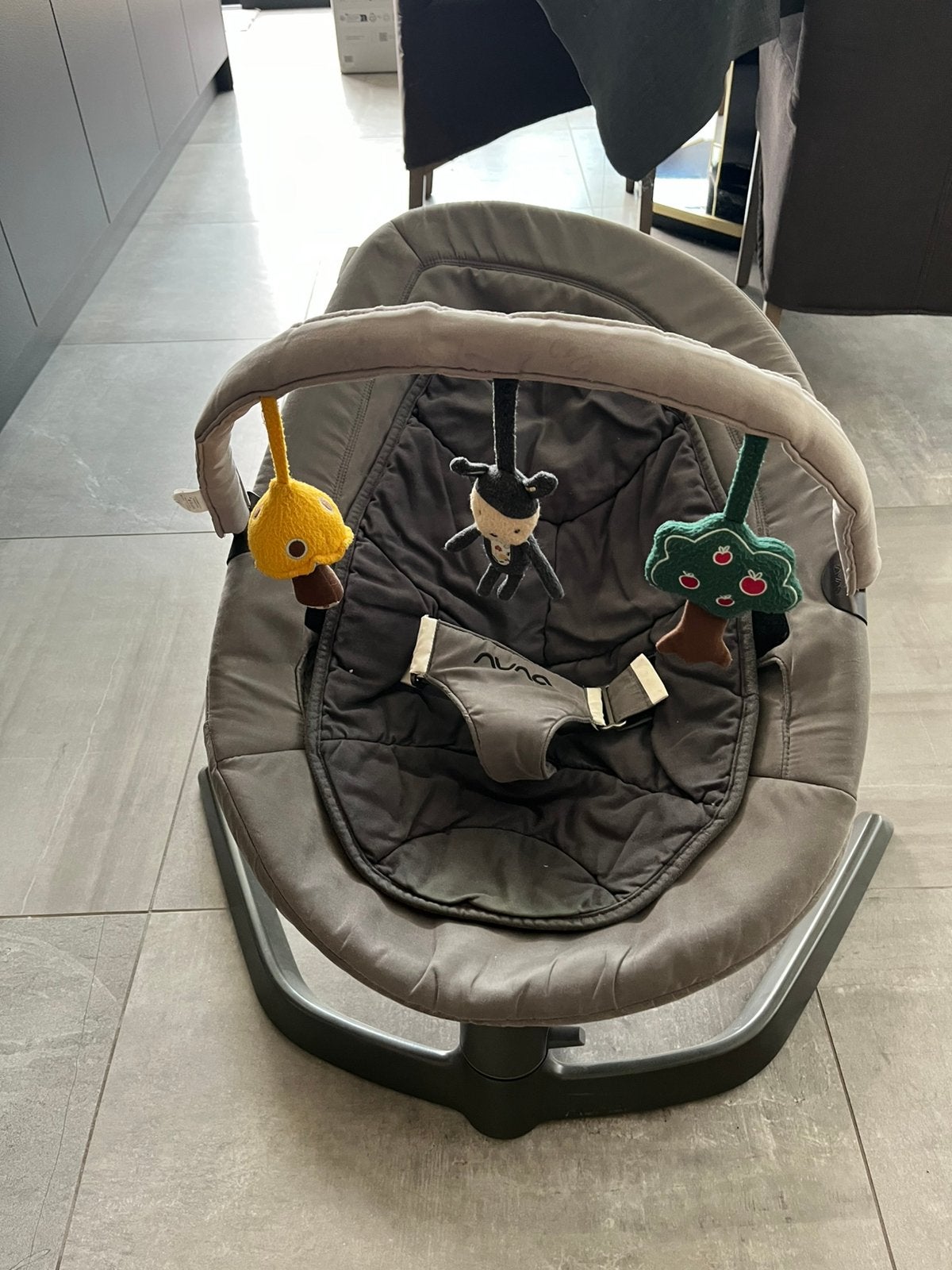 Nuna relax wipstoel met speelboog, Kinderen en Baby's, Wipstoeltjes, Wipstoel, Ophalen, Overige merken, Met gordel(s) of riempje(s)