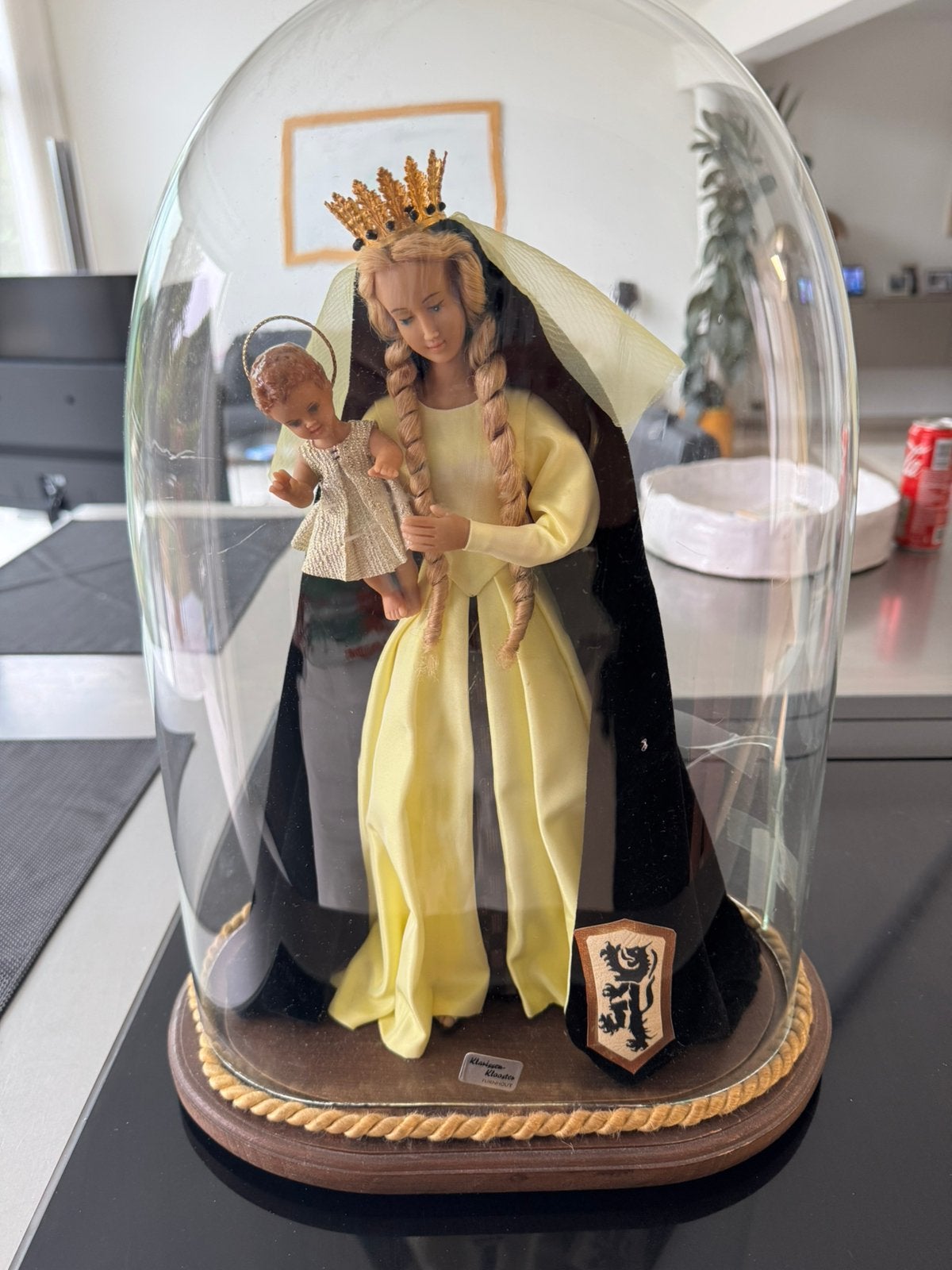 Wassen Mariabeeld onder stolp, Ophalen