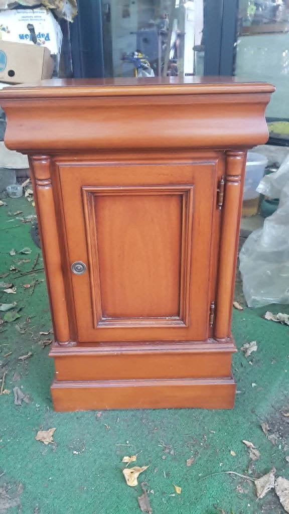 la table de chevet est en châtaignier, Enlèvement ou Envoi, Moins de 55 cm, Comme neuf, Moins de 45 cm