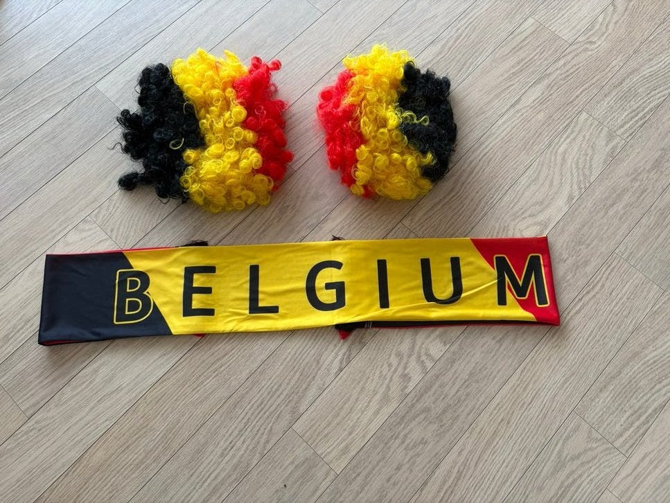 Set pour fans des Red Devils - 2 perruques + écharpe belge, Enlèvement ou Envoi, Neuf