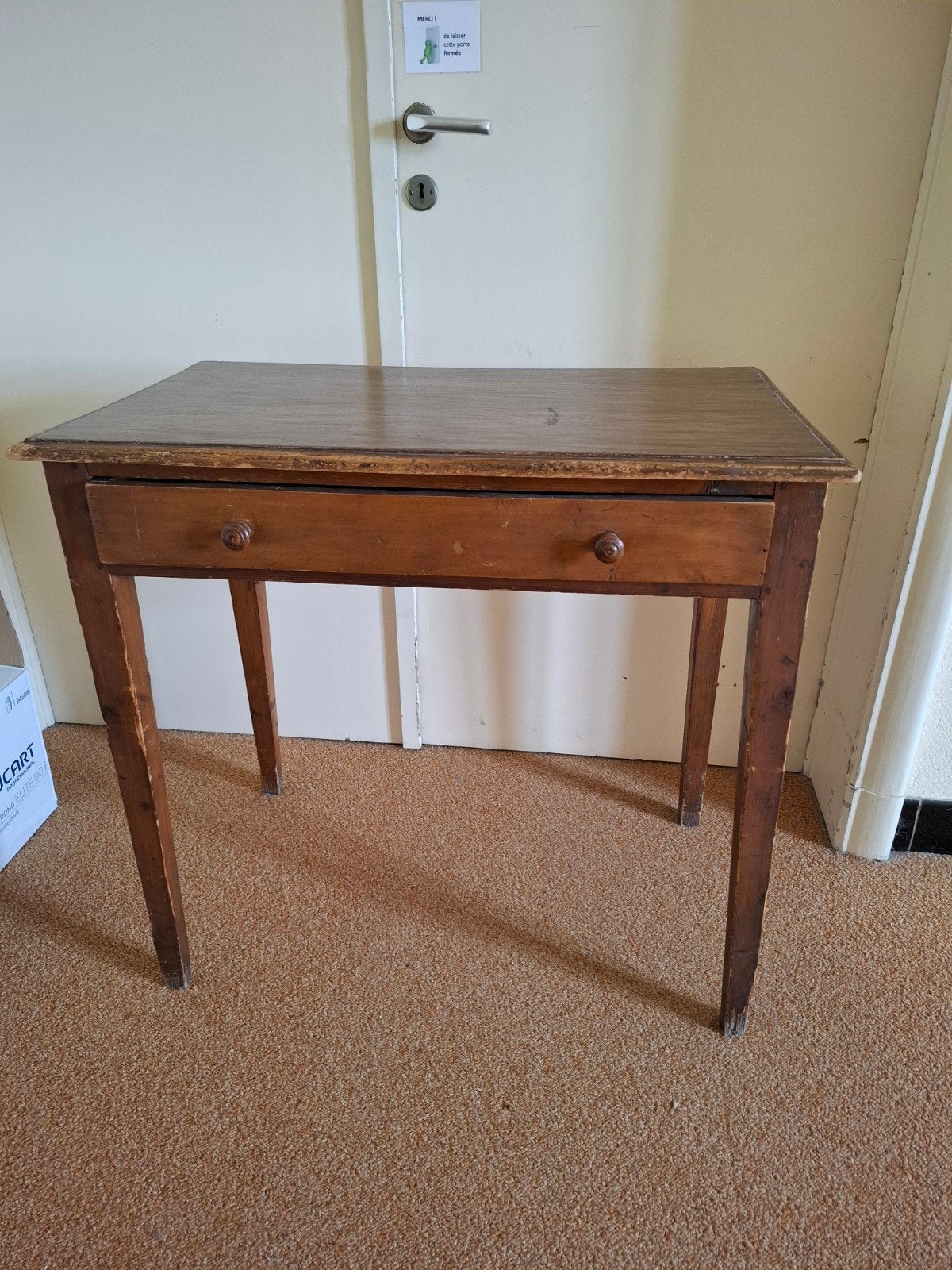 Ancienne petite table en bois avec tiroir, Enlèvement