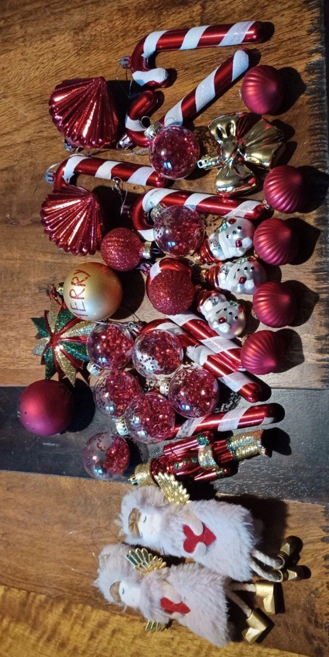 Allerlei restjes kerstboomversiering, Verzenden