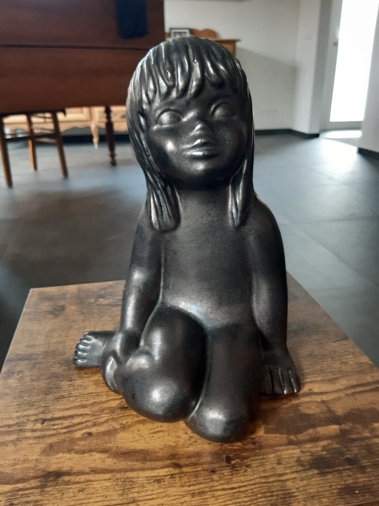 Beeld zittend meisje van E.l., Antiek en Kunst, Ophalen, Overige onderwerpen, 20 - 50 cm, Overige materialen