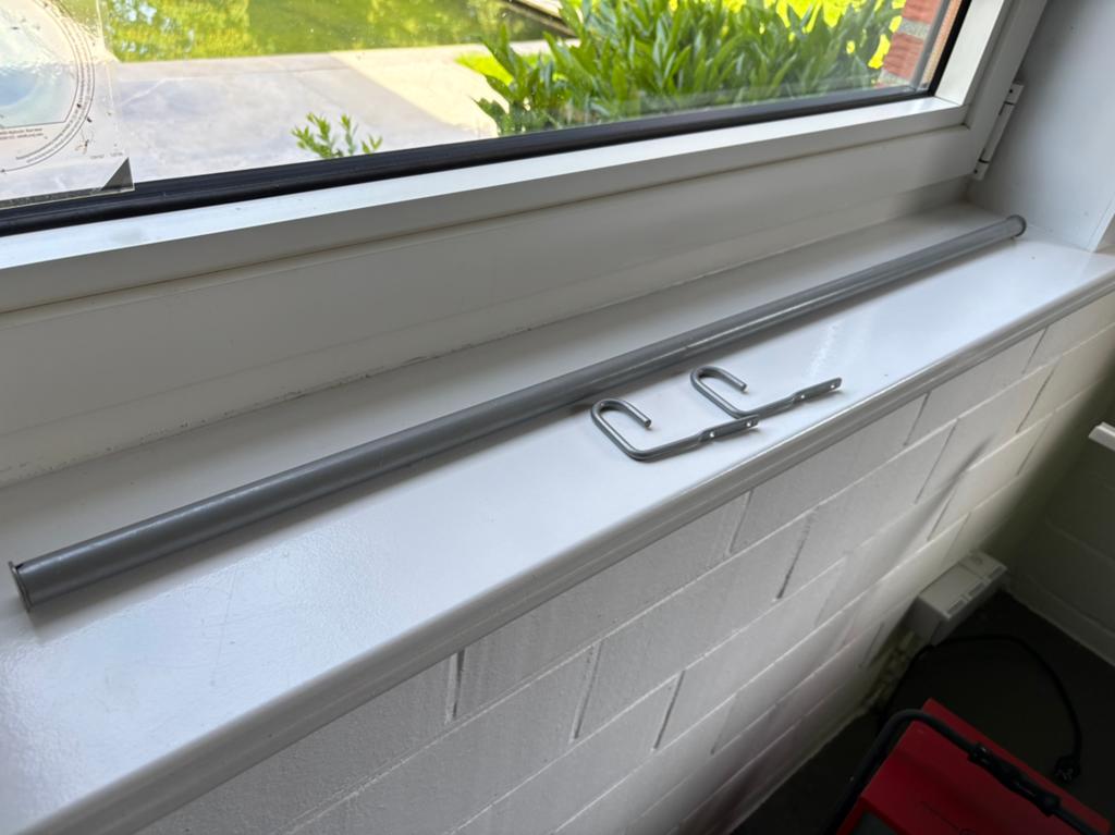 Kledingstang 1 m + 2 ophangers, Ophalen, Zo goed als nieuw