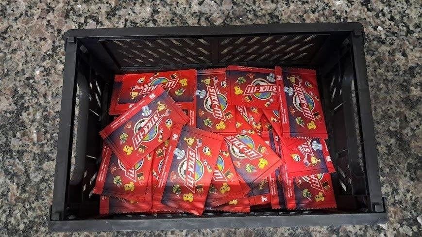 STICK-IT ! Delhaize 2026 gros lot de pochettes, Verzamelen, Supermarktacties, Overige supermarkten, Verzenden