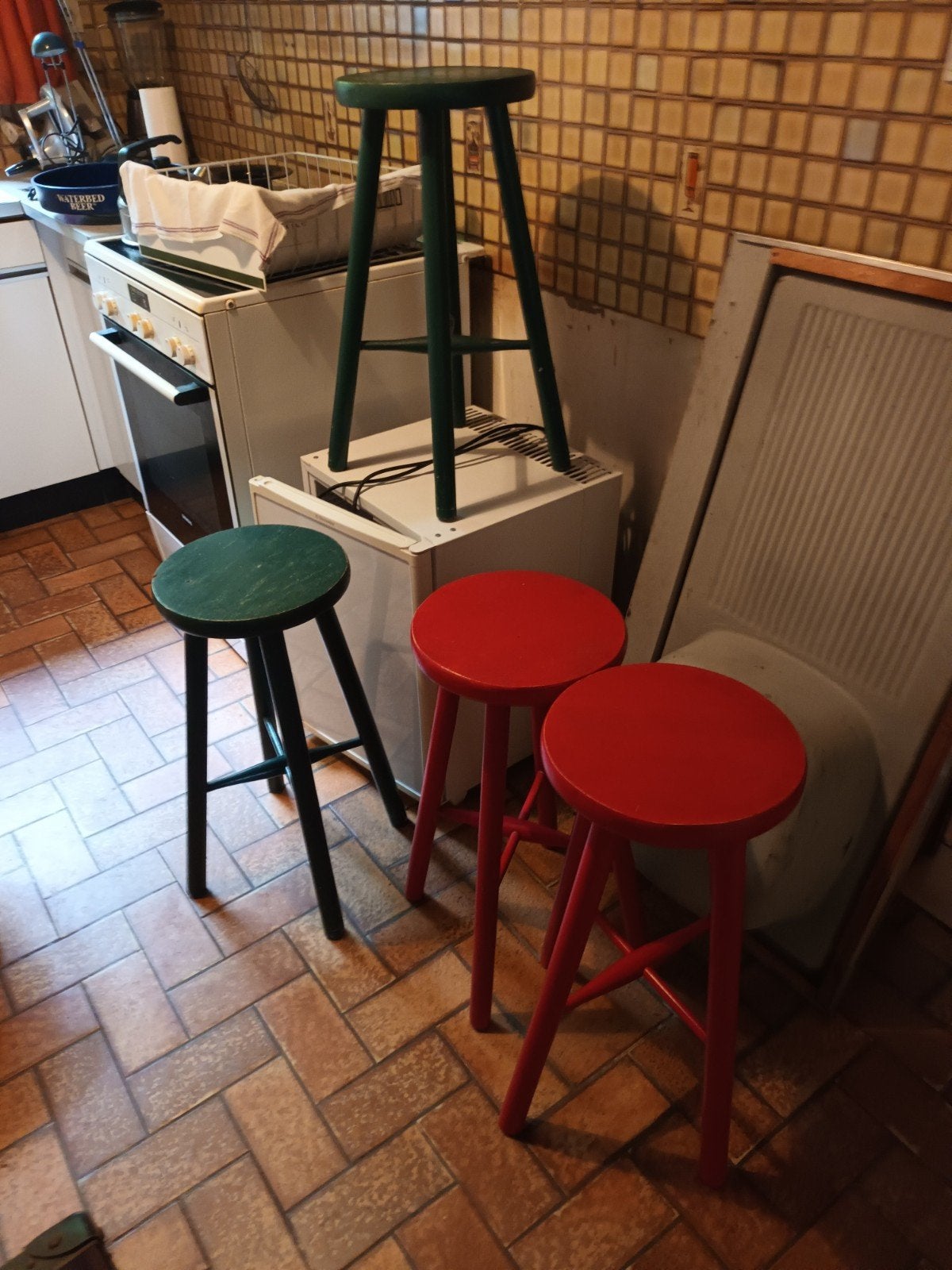 Houten krukjes kleur twee rode, twee groene, Huis en Inrichting, Ophalen