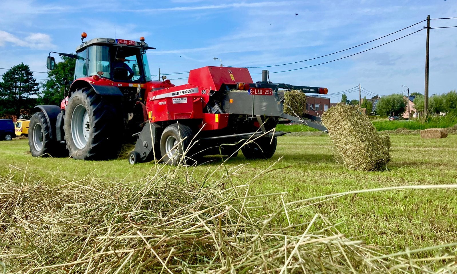 Persen & wikkelen van kleine voordroogbalen