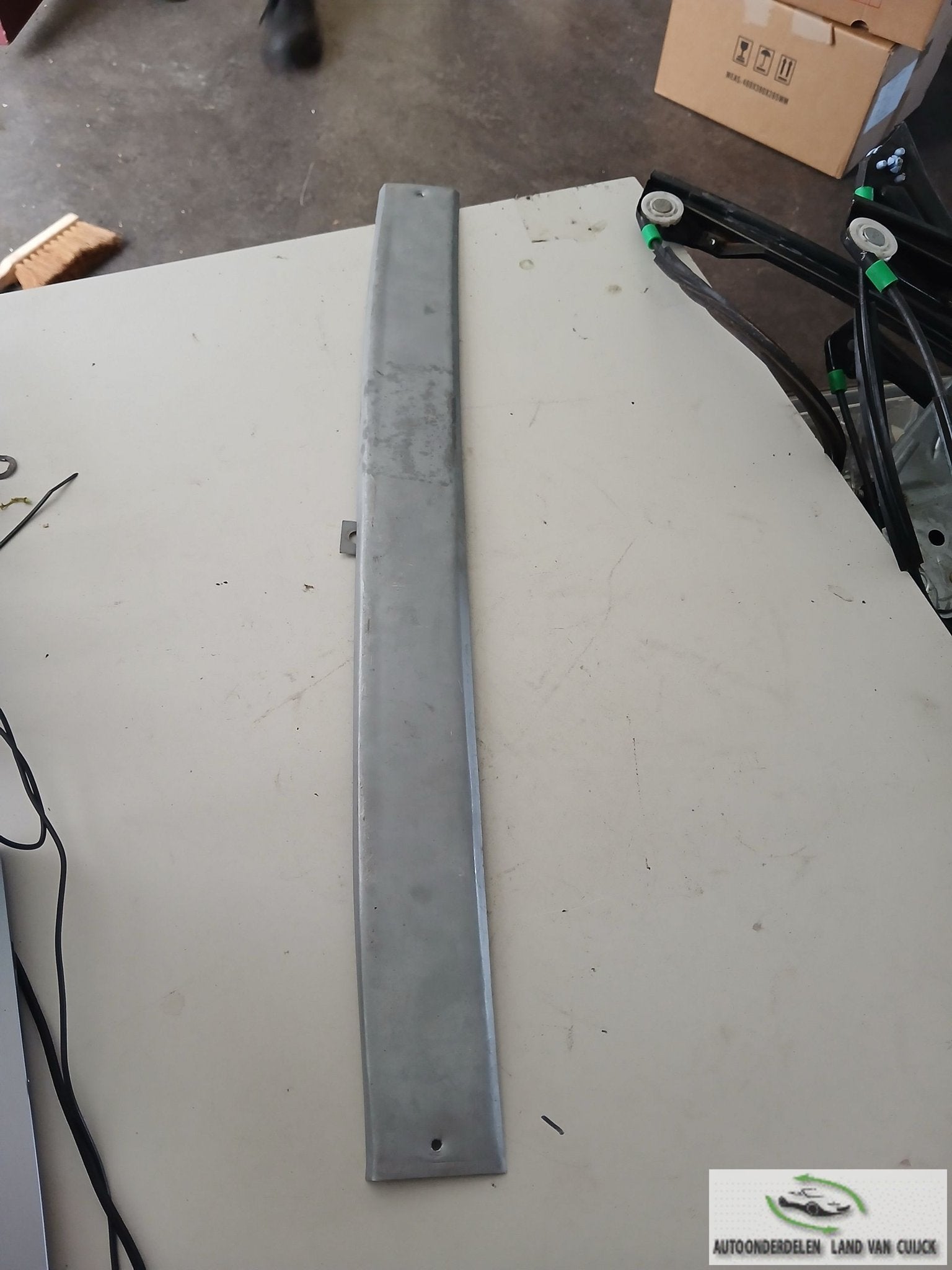MB W123 Strip voor onder de bumper tussen de spatborden, -, -, Nieuw, Ophalen of Verzenden
