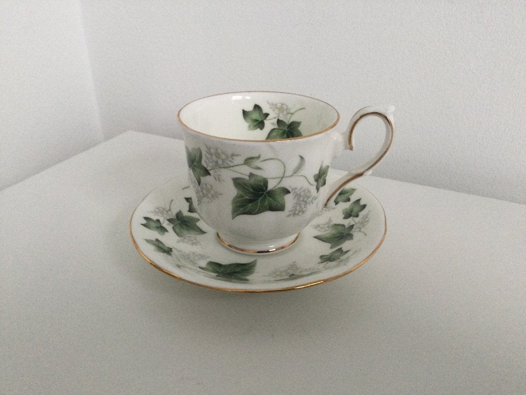 Tasse et sous-tasse en porcelaine Ivy Duchess (Bone China), Antiquités & Art, Antiquités | Porcelaine, Enlèvement