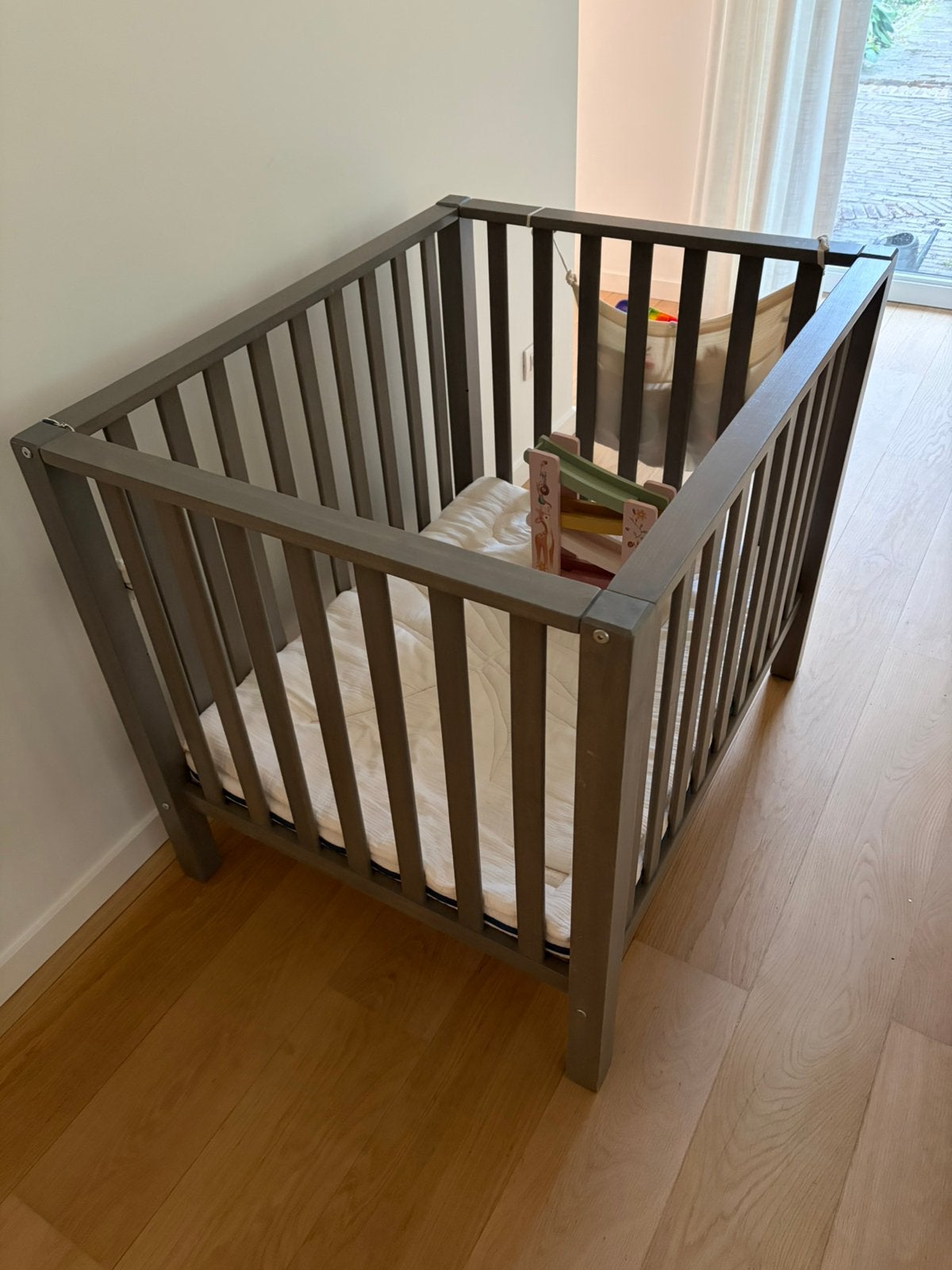 Box - grijs, eventueel met boxkleed, Enfants & Bébés, Enlèvement, Comme neuf, Tapis de parc